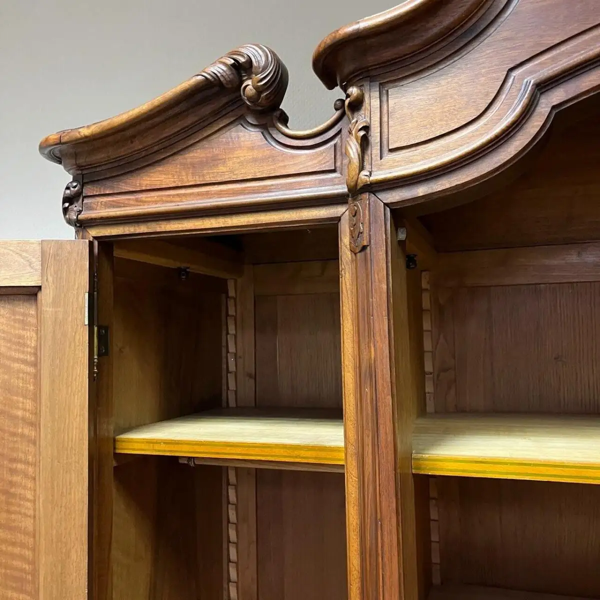Antiker Kleiderschrank I Historismus I Nussbaum I Kostenlose Lieferung I Spiegel 12