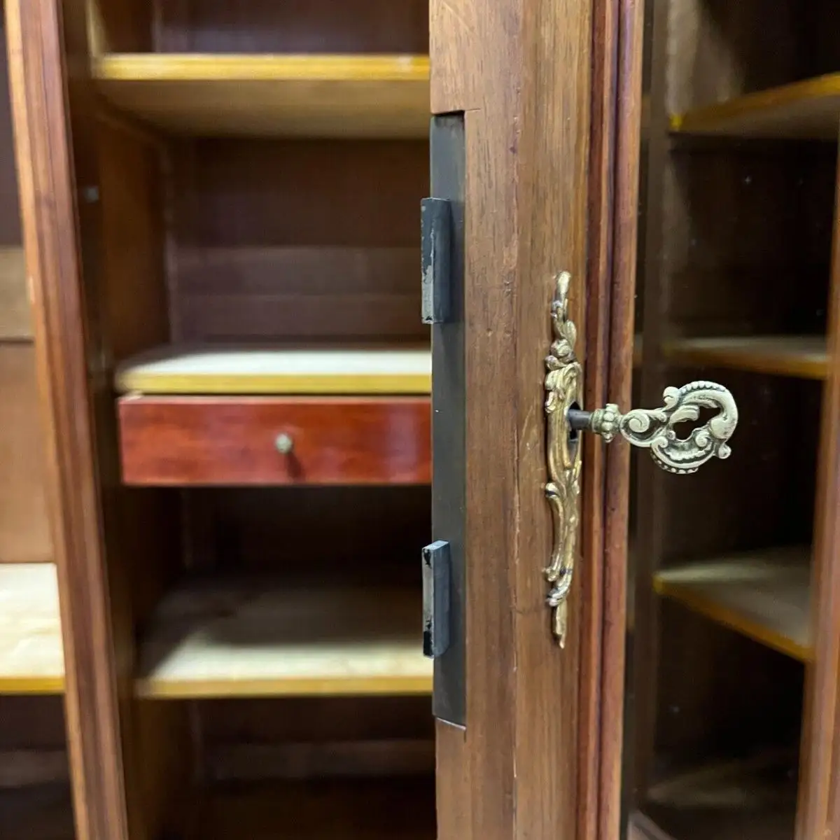Antiker Kleiderschrank I Historismus I Nussbaum I Kostenlose Lieferung I Spiegel 18