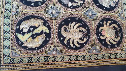 Antiker Wandteppich / Gobelin Kalaga Thailand Sternzeichen Handarbeit