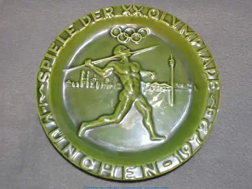 Sammelteller -Olympiade München 1972- Speerwerfer grün, 24 cm OLY0048