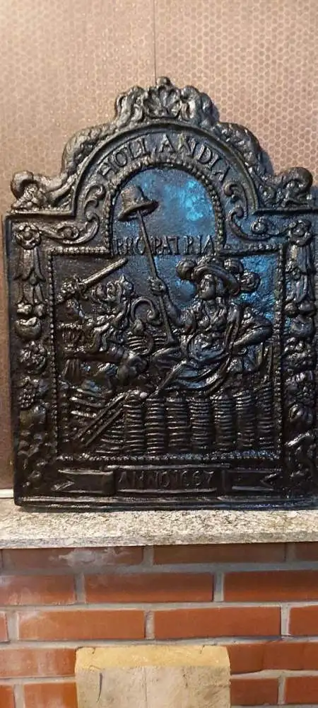 Historische Kaminplatte Anno 1667 mit dem Motiv der hollndischen Magd und der Inschrift Hollandia Pro Patria 0