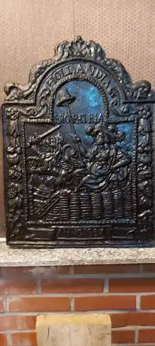 Historische Kaminplatte Anno 1667 mit dem Motiv der holländischen Magd und der Inschrift Hollandia Pro Patria