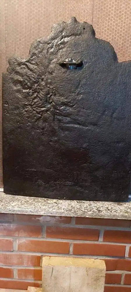 Historische Kaminplatte Anno 1667 mit dem Motiv der holländischen Magd und der Inschrift Hollandia Pro Patria 2