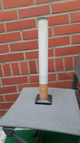 Werbung Zigarette Milde Sorte Metall als ca. 48 cm großes  Gas - Standfeuerzeug auf Sockel aus den 80 er Jahren mit Patina