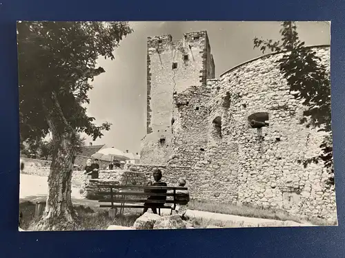 [Echtfotokarte schwarz/weiß] Rückseite: Nagyvazsony, Burg Kinizsi und Wohnturm in Ungarisch, Deutsch, Englisch und Russisch. 