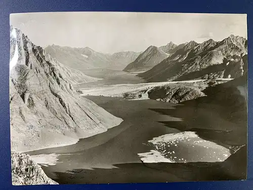 [Echtfotokarte schwarz/weiß] Rückseite: Es grüßen die Teilnehmer der Deutschen Arktis-Expedition 1974 Ostgrönland - Watkins-Berge, Leiter Dr. Karl M. Herrligkoffer
Es folgen die Unterschriften der Expeditionsteilnehmer, einschl. des Leiters K.-M....