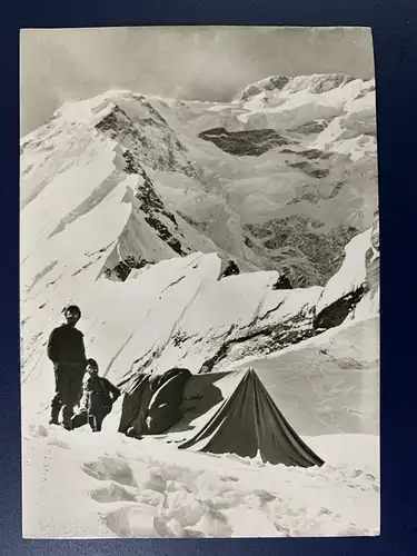 [Echtfotokarte schwarz/weiß] Rückseite: Aus dem Karakorum-Himalaya grüßen die Teilnehmer der Peter-Scholz-Gedächtnis-Expedition.
Es folgen die Unterschriften der Expeditionsteilnehmer einschl. des Leiters, Dr. K.-M. Herrligkoffer. 