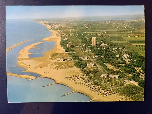 [Echtfotokarte farbig] Rückseite: Lido di Jesolo - Pineta Camping Adriatico
Karte ist mit Urlaubsgrüßen im Mai 1969 von Jesolo nach Deutschland gelaufen, an den Ecken etwas gestoßen, ansonsten sehr gut erhalten. 