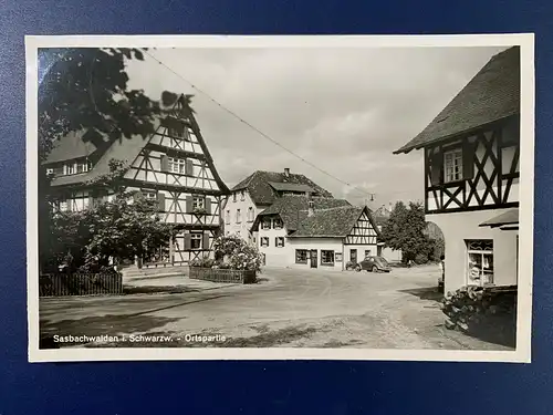 [Echtfotokarte schwarz/weiß] Sasbachwalden i. Schwarzw. - Ortspartie 1954  Format 14 x 9 cm. 