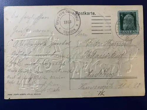 [Künstlerpostkarte reproduziert] Gruß vom Oktoberfest, 1913
Prägedruck, gelaufen mit Poststempel vom 29.09.1913 von München nach Heidelberg, frankiert mit Mi.Nr. 77 (5 Pfg.)
Sehr gut erhalten, Stempel gut lesbar. 