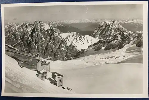 [Echtfotokarte schwarz/weiß] Ansichtskarte "Blick auf das Schneefernerhaus", 1951
Frankiert mit Mi.Nr.85 (Alliierte Besetzung, Bizone), die Marke war bis 31.03.1953 gültig. Gelaufen mit Sonderstempel des Schneefernerhauses am 23.04.1951 nach...