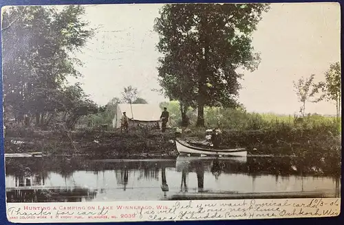 [Hand-Koloriert] Hunting & Camping on Lake Winnebago, Wisconsin, gelaufen mit Poststempel vom 03.10.1906 von Oskosh, Wisconsin nach Northfield, Vermont. 
Karte hat Gebrauchsspuren, Stempel sehr sauber und gut lesbar. 