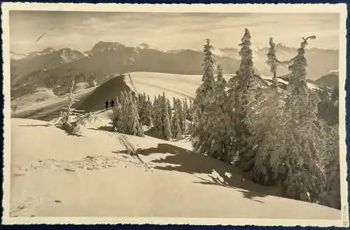 [Echtfotokarte schwarz/weiß] AK, Unterjoch, Allgäuer Alpen, frankiert mit 3x Mi.Nr. 618 (Auslandsporto), gelaufen mit Poststempel vom 14.03.1937 von Unterjoch nach Trogen/Schweiz.
Karte ist geprüft (Schlegel BPP) und sehr gut erhalten. 