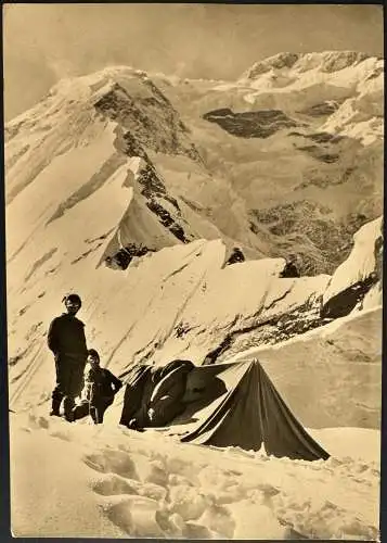 [Echtfotokarte schwarz/weiß] Expeditions Grußkarte "Peter-Scholz-Gedächtnis-Expedition", 1973
Karte ist sehr gut erhalten, gelaufen von Pakistan an eine Adresse in München. Unterschrieben von 13 Expedtionsteilnehmern, einschließlich des Leiters,...