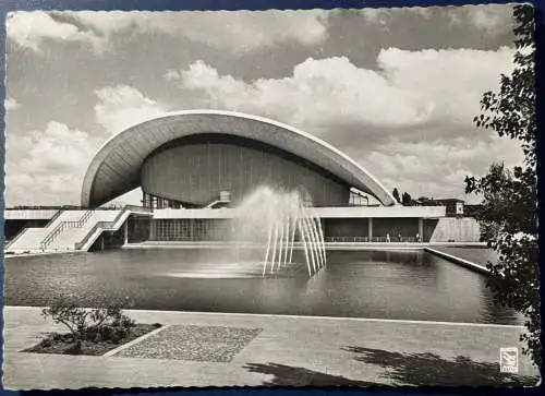 [Echtfotokarte schwarz/weiß] AK Berlin, Kongresshalle, gelaufen mit Poststempel vom 10.05.1965 von Berlin nach Essen. Die Ecken sind leicht gestossen, ansonsten guter Zustand. 