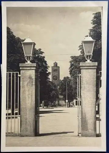 [Echtfotokarte schwarz/weiß] AK München Ausstellungspark, frankiert mit Mi.Nr. 111 und Notopfer, gelaufen mit Sonderstempel der “Münchner Elektromesse” vom 16.09.1949 von München nach Leverkusen, sehr gute Erhaltung. Die Briefmarke ist...