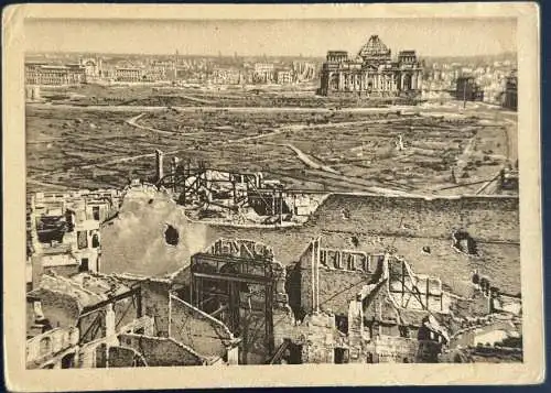 [Echtfotokarte schwarz/weiß] AK Berlin, Tiergarten mit Reichstag und Brandenburger Tor, 1945, ungelaufen, an den Rändern leicht fleckig (siehe Scan), guter Zustand. 