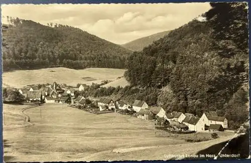 [Echtfotokarte schwarz/weiß] AK Lonau im Harz (Landpoststempel), gelaufen mit Poststempel vom 03.07.1959 vom Lonau über Herzberg nach Freiburg i. Breisgau. Die Karte hat einen Eckknick rechts unten (siehe Scan), ansonsten gut erhalten. 