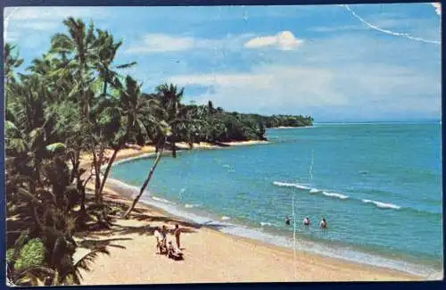 [Echtfotokarte farbig] AK Fidschi (Fiji), Korolevu Beach, gelaufen mit Poststempel vom 18.02.1961, Format 13,6 x 8,7 cm, deutliche Gebrausspuren (siehe Scan). 