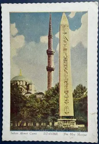 [Echtfotokarte farbig] AK Istanbul, Blaue Moschee und Obelisk, gelaufen mit Poststempel vom 23.10.1957, leichte Gebrauchsspuren ansonsten gute Erhaltung. 