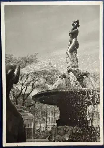 [Echtfotokarte schwarz/weiß] AK Helsinki, Havis Amanda, gelaufen mit Poststempel vom 02.03.1954 von Helsinki nach Berlin, leichte Gebrauchsspuren, ansonsten gute Erhaltung (siehe Scan). 