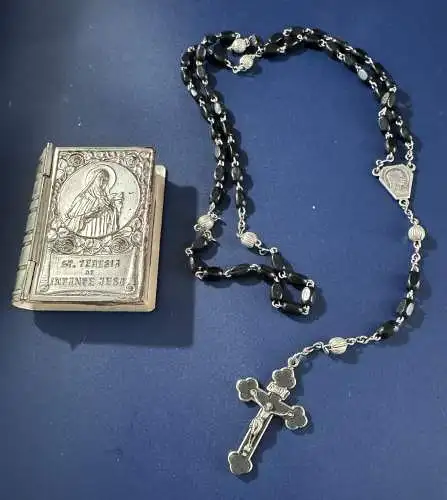 Schatulle mit Rosenkranz