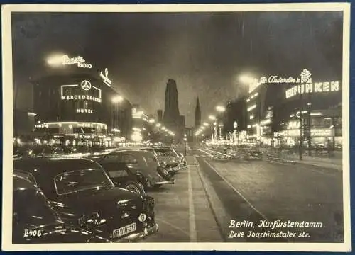 [Echtfotokarte schwarz/weiß] AK Berlin, Nachtaufnahme, 1956, Kurfürstendamm, Ecke Joachimstaler Str., gelaufen 1956, einwandfreie Erhaltung. 
