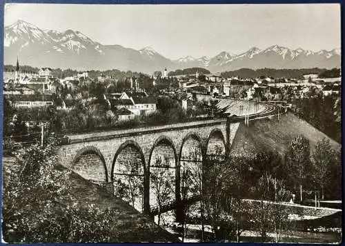 [Echtfotokarte schwarz/weiß] AK Traunstein, 1957, gelaufen von Traunstein nach Bronnen b. Buchloe mit Poststempel vom 02.08.1957, Briefmarke wurde entfernt, die Karte hat Gebrauchsspuren (siehe Scan). 