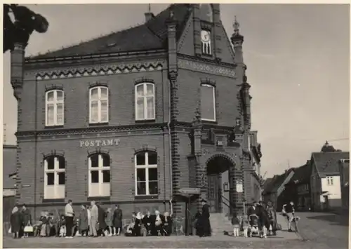 Foto mit Postamt Plau am See , mit Straßenschild Güstrow 42km , 7 cm x 10 cm , Mecklenburg , Post !!!