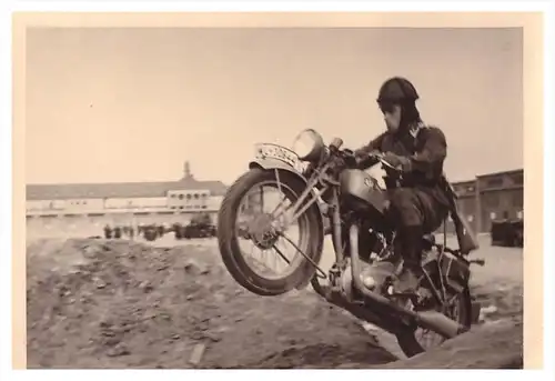 Wehrmacht - Foto , Uffz. Treuth mit Motorrad in Makalle / Afrika , II. Weltkrieg , Deutsches Reich , BMW , NSU , moto !!