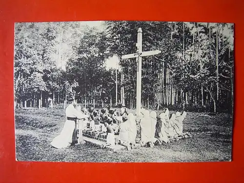 alte AK Assam , Indien - Pater M. Molz mit Dorfkindern auf Friedhof in Badarpur , ca.1910 ,TOP !!!