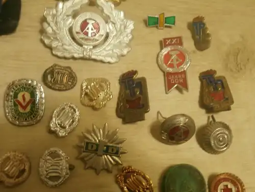 Konvolut 54 DDR Abzeichen , Druckstempel , Ehrenzeichen , NVA , FDJ , GST , Zivilverteitigung !!!
