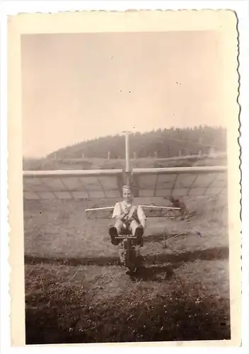 altes Foto mit Flugzeug , Fluggerät , 30er Jahre , Segelflugzeug , Flieger !!!