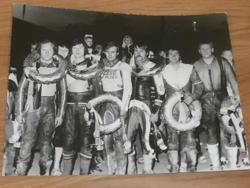 Speedway Güstrow 20.03.1982 , Siegerehrung , Plzen , DDR , Thomas Diehr , altes Foto , ca. 240 x 180 mm !!!