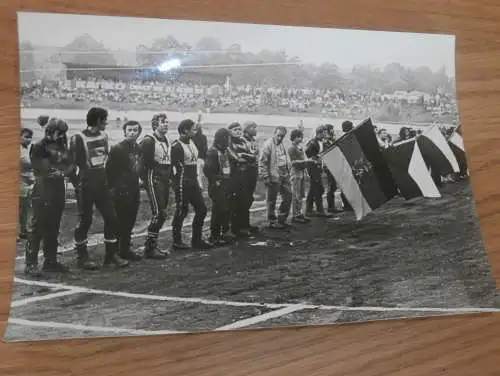 Speedway Güstrow 1975 , Fahrervorstellung , DDR , altes Foto , ca. 180 x 130 mm !!!