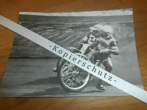 Speedway Neubrandenburg / Güstrow 80er Jahre , Peters vs. Lagoda , DDR , altes Foto ca. 155 x 115 mm !!!