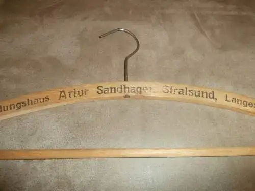 Artur Sandhagen in Stralsund i. Mecklenburg , uralter Kleiderbügel , Bügel , Mode !!!