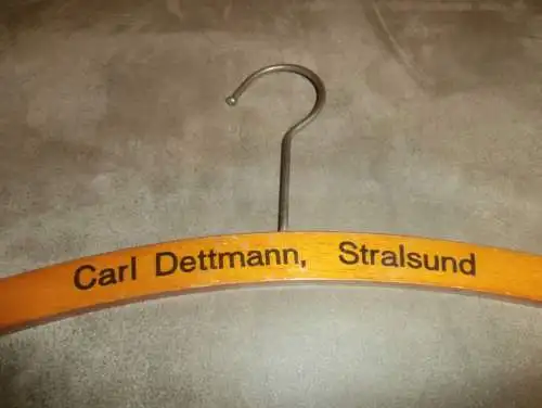 Carl Dettmann in Stralsund i. Mecklenburg , uralter Kleiderbügel , Bügel , Mode !!!