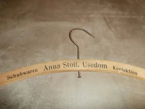 Anna Stoll in Usedom i. Mecklenburg , uralter Kleiderbügel , Bügel , Mode !!!