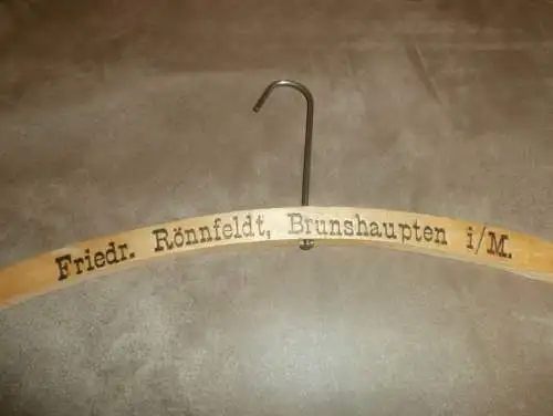 Friedrich Rönfeldt in Brunshaupten i. Mecklenburg , uralter Kleiderbügel , Bügel , Mode !!!