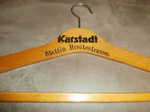 Karstadt in Stettin i. Pommern , Breitestrasse , uralter Kleiderbügel , Bügel , Mode !!!