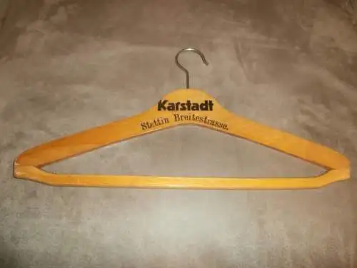 Karstadt in Stettin i. Pommern , Breitestrasse , uralter Kleiderbügel , Bügel , Mode !!!