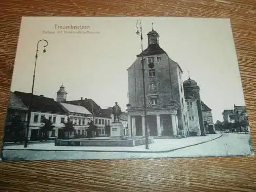 alte AK - Treuenbrietzen , ca. 1905 , Rathaus mit Brunnen ,  Ansichtskarte !!