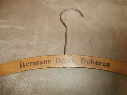 Hermann Dowe in Bad Doberan i. Mecklenburg , uralter Kleiderbügel , Bügel , Mode !!!