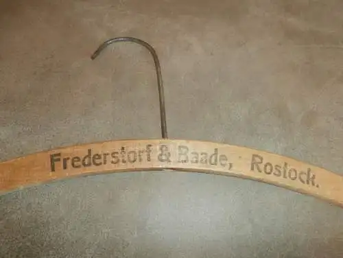 Frederstorf & Baade in Rostock i. Mecklenburg , uralter Kleiderbügel , Bügel , Mode !!!