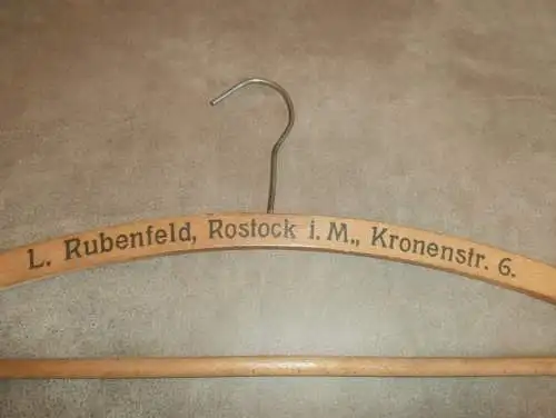 L. Rubenfeld in Rostock i. Mecklenburg , uralter Kleiderbügel , Bügel , Mode !!!