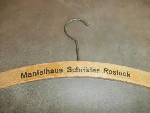 Mantelhaus Schröder in Rostock i. Mecklenburg , uralter Kleiderbügel , Bügel , Mode !!!