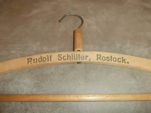 Rudolf Schlüter in Rostock i. Mecklenburg , uralter Kleiderbügel , Bügel , Mode !!!