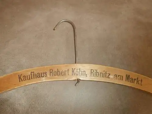 Kaufhaus Robert Köhn in Ribnitz i. Mecklenburg , uralter Kleiderbügel , Bügel , Mode !!!