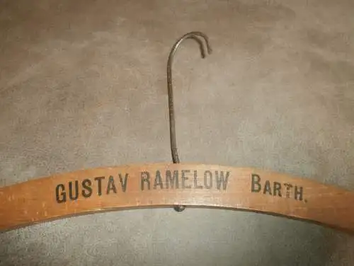 Gustav Ramelow in Barth i. Mecklenburg , uralter Kleiderbügel , Bügel , Mode !!!